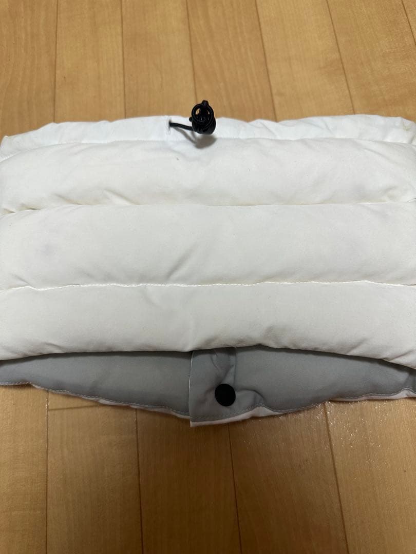【超美品】TFW49 ティーエフダブリューネックウォーマーホワイト黒ロゴプリント
