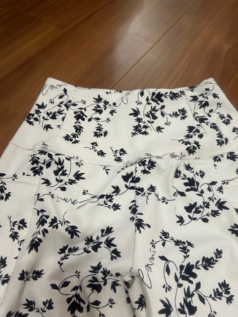 emmi エミ　フラワー柄ヨガウェア 上下S ショップバック付　バラ売不可