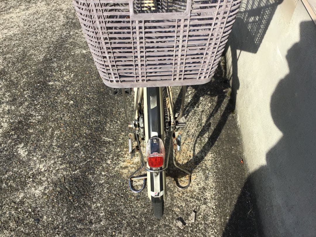 電動アシスト自転車 クリーム色 前後バスケット付き　(渋谷駅、原宿駅等で)