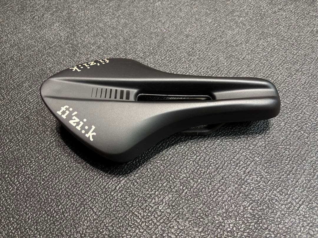 【極美品】フィジーク AERIS SD R1 カーボンレール 135mm
