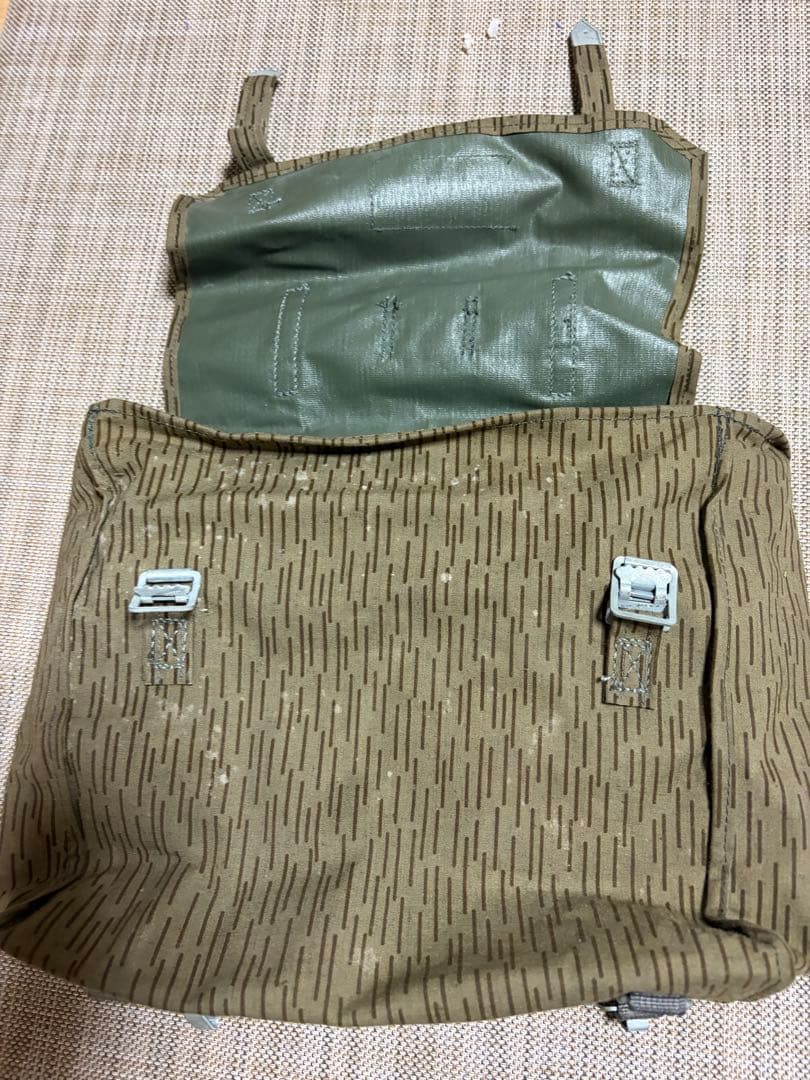 カーキ ストライプパターン ナイロンバックパック
