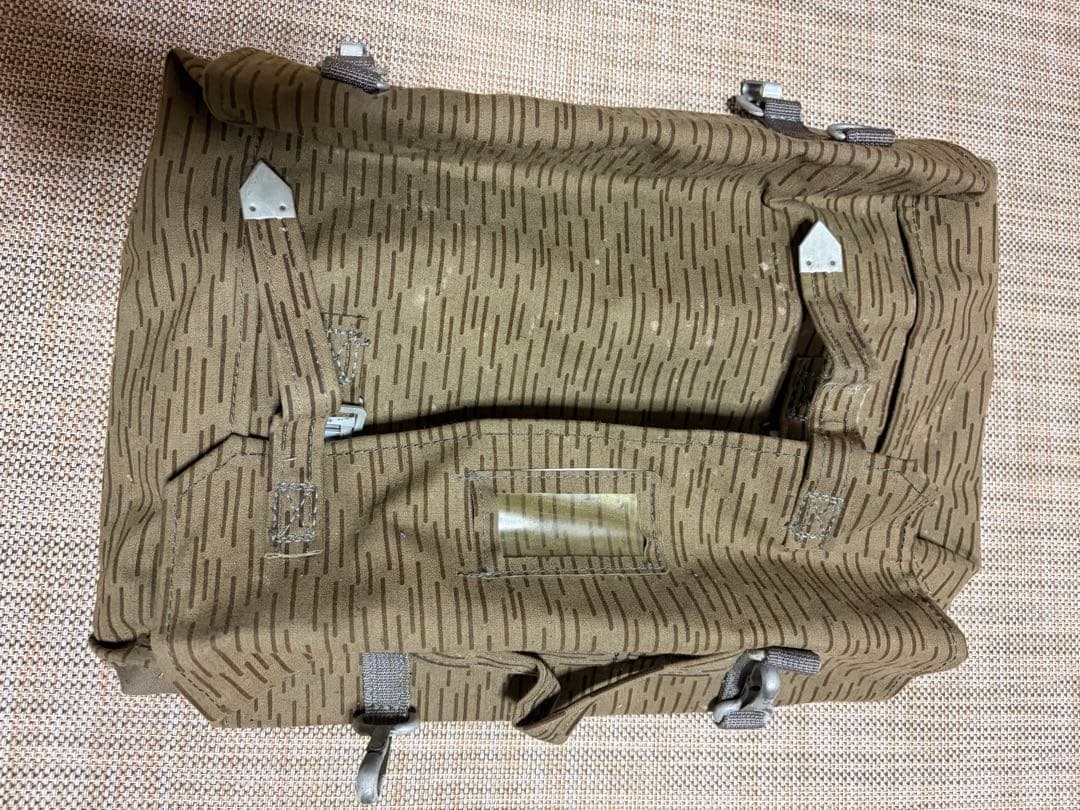 カーキ ストライプパターン ナイロンバックパック