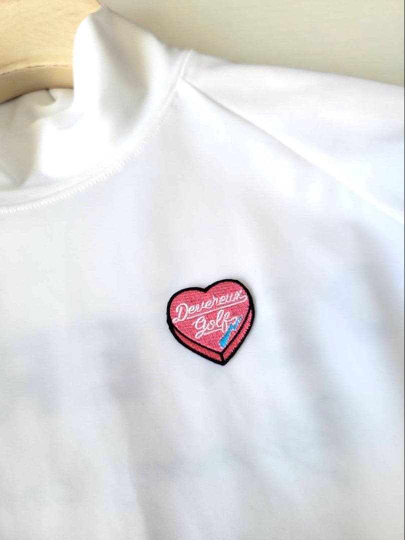 新品【デヴァローゴルフ】ハート刺繍 デルタモックネック 長袖Tシャツ 白（Ｍ）